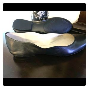 *NEW-NEVER WORN* Tahari Ballet Flat